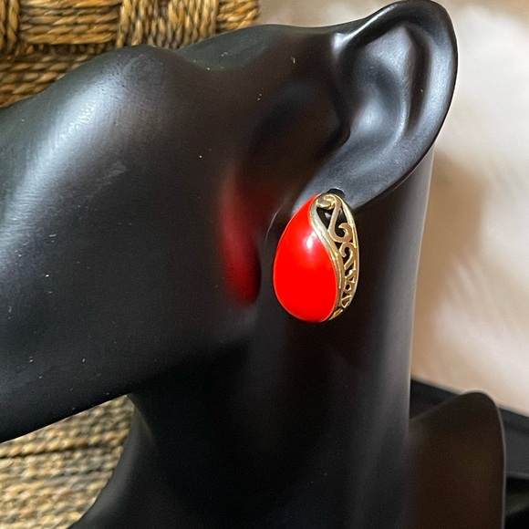 CLIP EARRINGS Red Enamel, Gold tone Oval Clip Earrings, Vintage - Picture 3 of 3